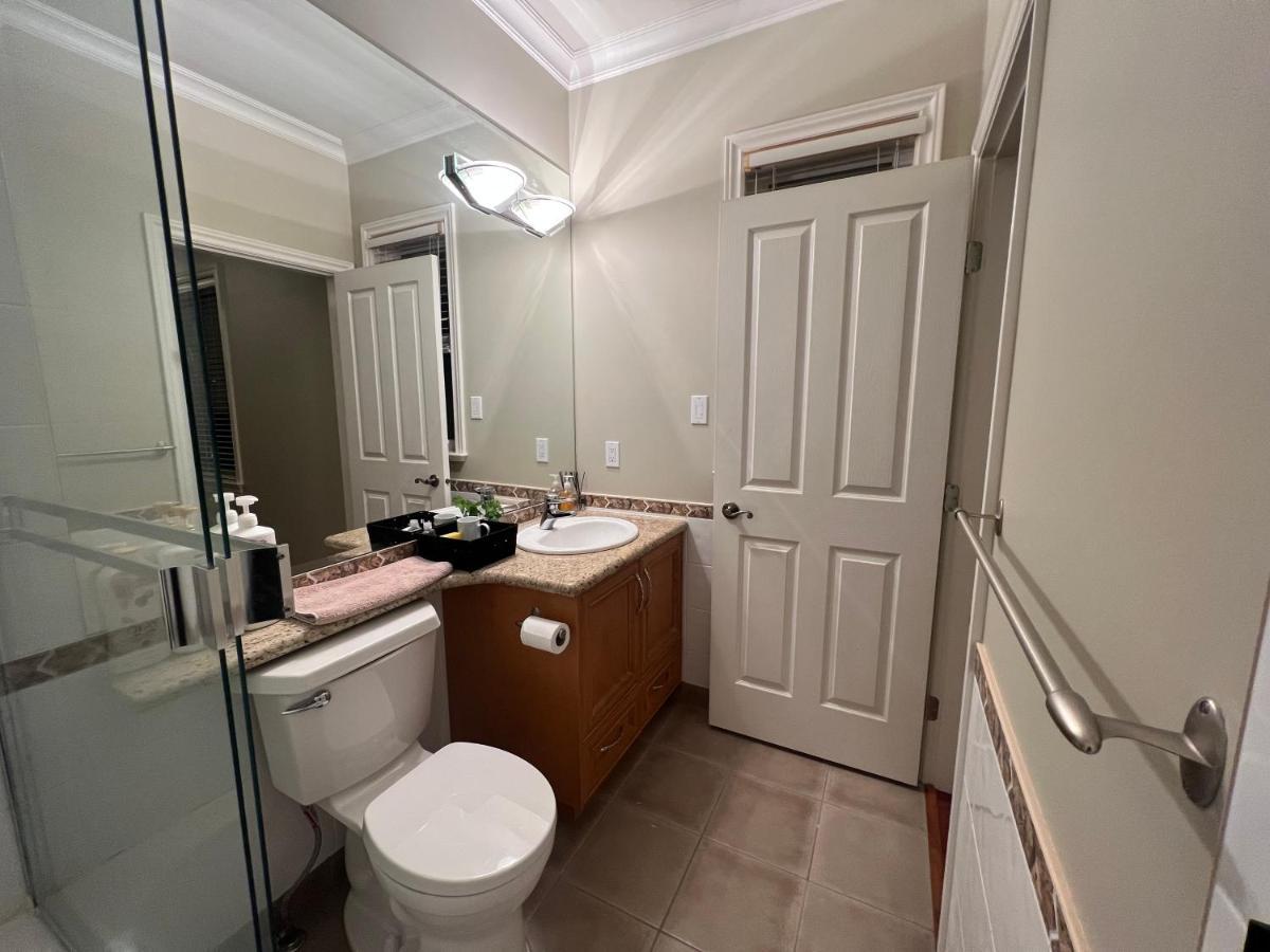 Lucky Room, A Comfortable Bedroom With Private Bathroom Close To Yvr リッチモンド エクステリア 写真