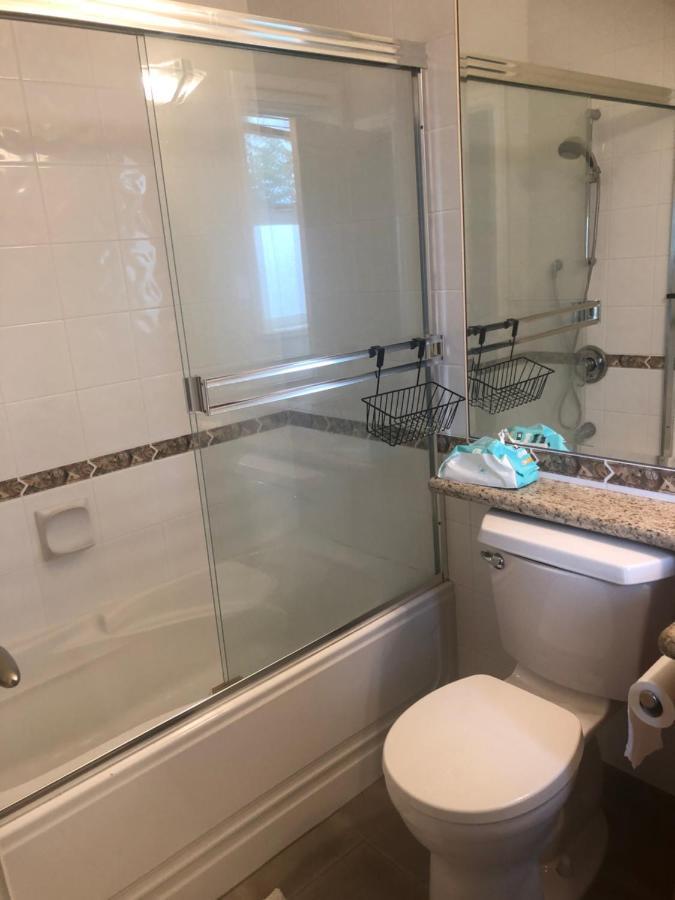 Lucky Room, A Comfortable Bedroom With Private Bathroom Close To Yvr リッチモンド エクステリア 写真